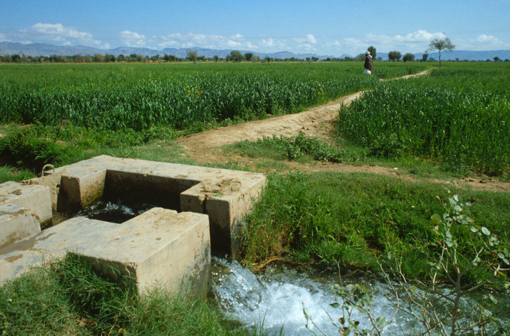 B888M1 Asia Pakistan punjab Mianwali irrigation. Image shot 2001. Exact date unknown.